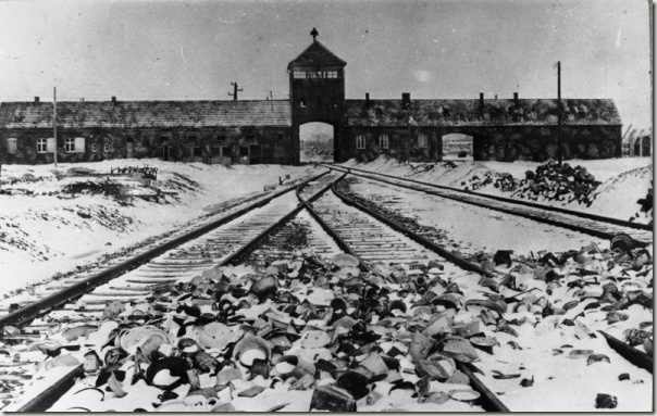 Bundesarchiv_B_285_Bild-04413,_KZ_Auschwitz,_Einfahrt